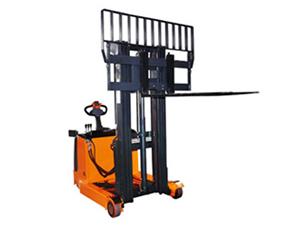 Empilhadeira/Empilhador retrátil com garfos largos e quadro porta garfos